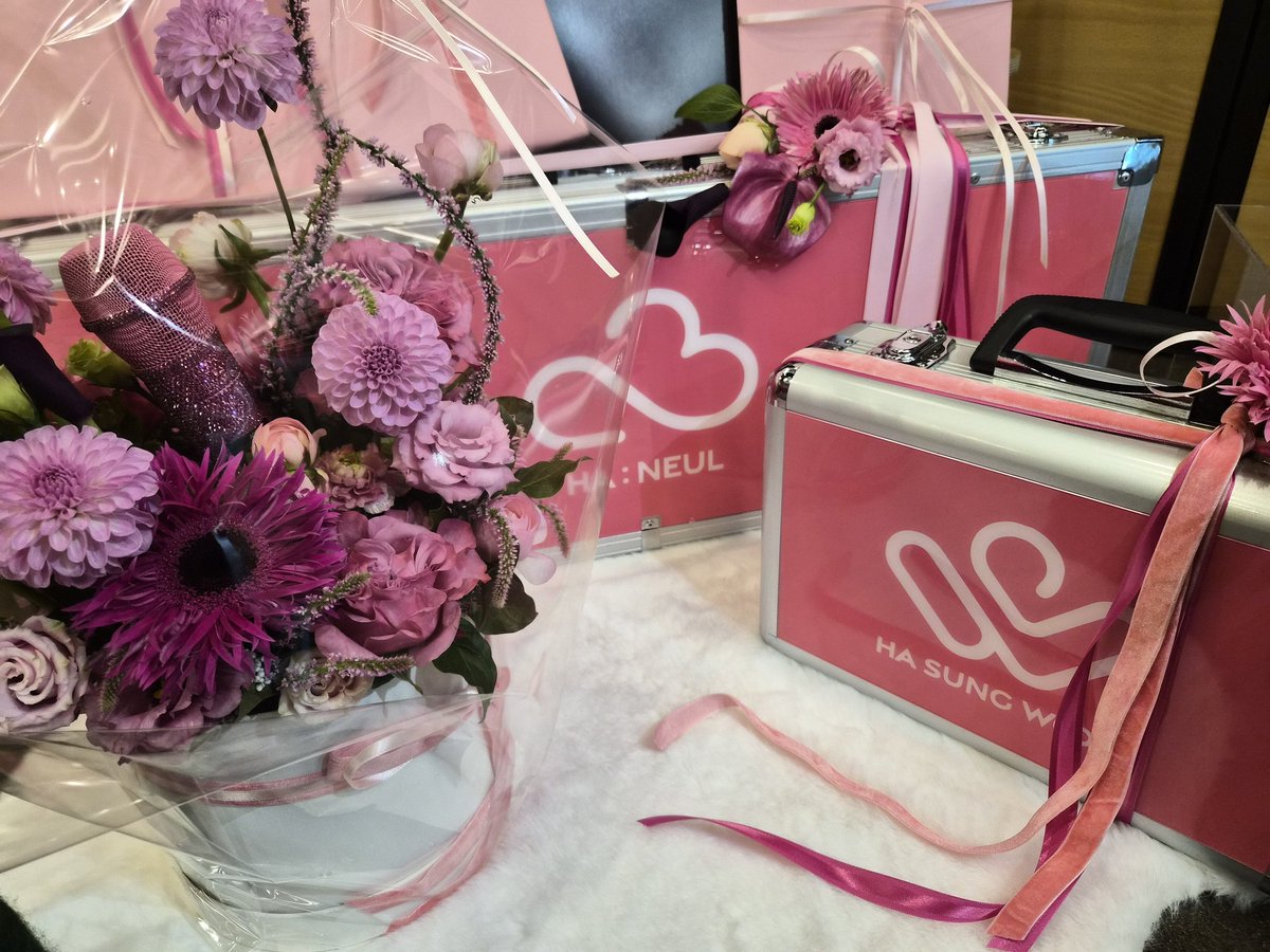 🎄미리크리스마셍🎄
☃️2025 하성운  크리스마스 서포트 전달완료☃️

#하늘 님들의 하트를 가득 담은 #인클라우드 의 11번째 커스텀마이크

💖💖핑크마이크💖💖를 #하성운 님께 잘 전달 했습니닷🫡

핑크핑크가 하알렉스님 손에서 사랑스럽게 빛나길 기도🙏

#하늘 님들 너무너무 사랑스러워🥰