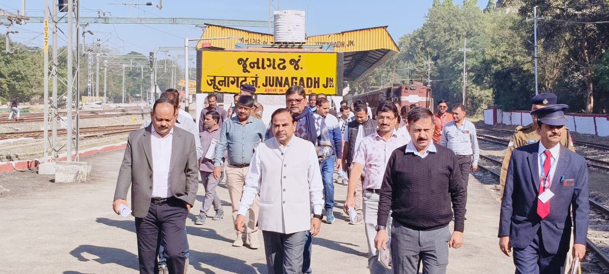 DRM_BVP's tweet photo. आज दिनांक 23 दिसंबर 2025 (मंगलवार) को जूनागढ़ रेलवे स्टेशन का निरीक्षण किया गया।

निरीक्षण के दौरान मीटर गेज लाइन एवं मीटर गेज ट्रेन का संरक्षा निरीक्षण किया गया तथा स्टेशन पर चल रहे विकास कार्यों की प्रगति की समीक्षा की गई।

यात्रियों की सुविधा, स्वच्छता एवं संरचनात्मक विकास को और बेहतर बनाने हेतु आवश्यक दिशा-निर्देश दिए गए।

#JunagadhStation #PassengerSafety #RailwayInspection #StationDevelopment #WesternRailway #BhavnagarDivision @WesternRly @RailMinIndia @AshwiniVaishnaw @Gmwrly
