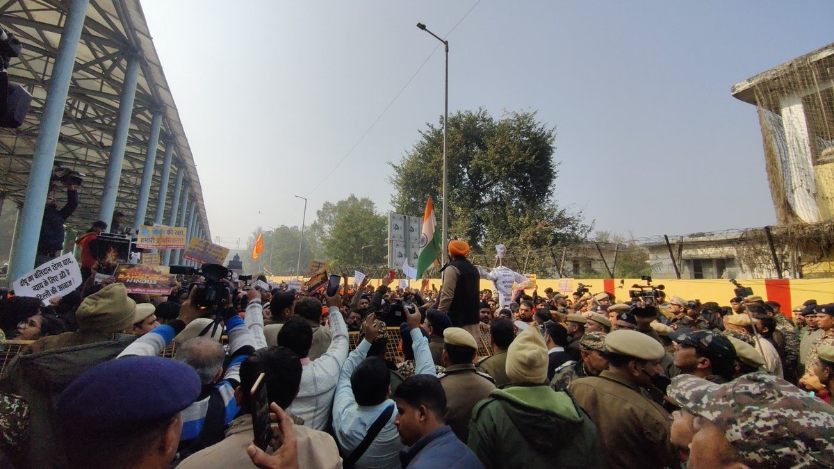 sidhant's tweet image. Protestors, stopped outside Delhi's diplomatic enclave by Indian authorities. All of the protestors are expressing concern over the killing of a Hindu man in Bangladesh. @WIONews