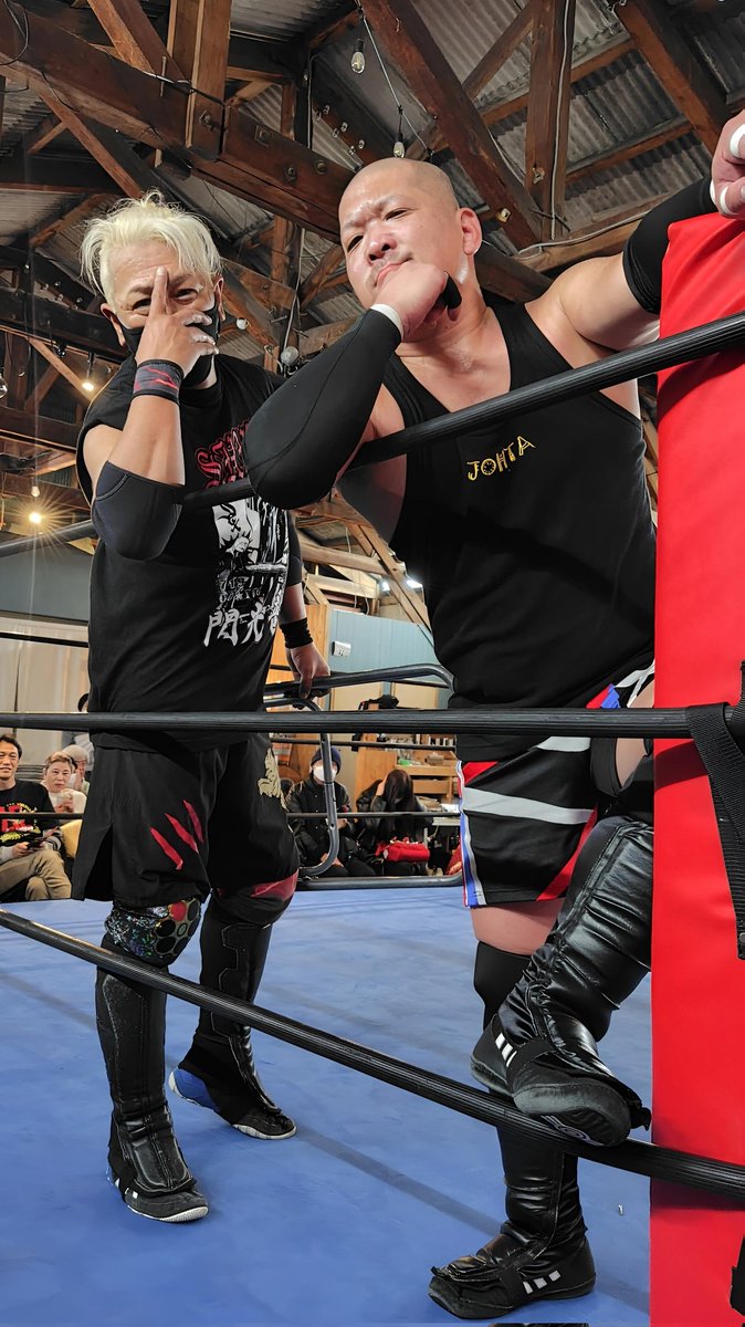9.21 #西湘プロレス
試合に勝って観客席にアピールしてた #SHURA 選手と #ジョータ　選手。
「こっちも来てぇー‼️」とお願いしたら来てくれました😆✨