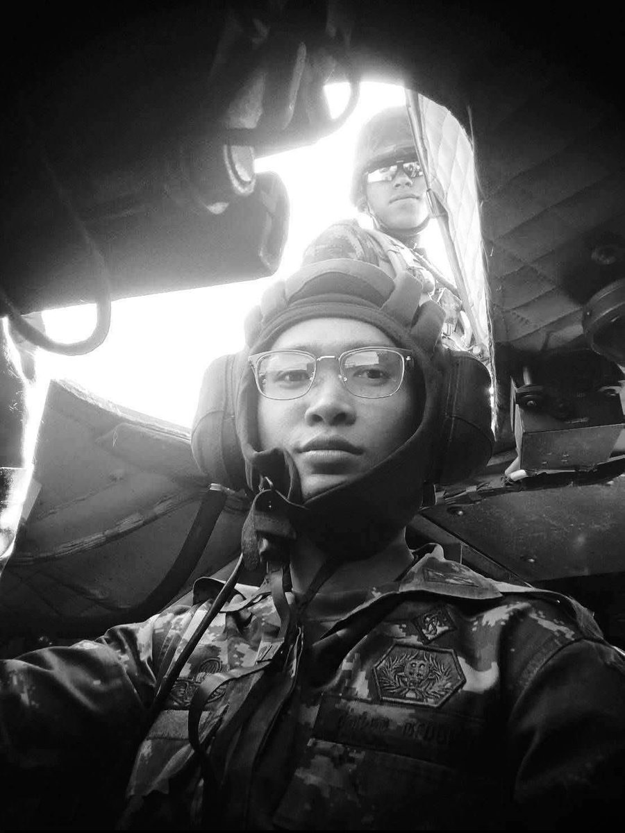 ด่วน…ข่าวเศร้าทหารไทย 

“ วีรกรรมอันห้าวหาญในสมรภูมิการสู้รบ 
ของ ส.อ.กัมปนาท  ทองแสง ”

🇹🇭 ณ สมรภูมิบ้านคลองแผง เมื่อเวลา 10.45 น.

      ส.อ.กัมปนาท  ทองแสง ชื่อเล่น นน ปฏิบัติหน้าที่พลขับรถยานเกราะ ได้รับแจ้งเตือนจากวิทยุสื่อสารภายในรถ  ว่าฝ่ายตรงข้ามจะทำการยิง BM21