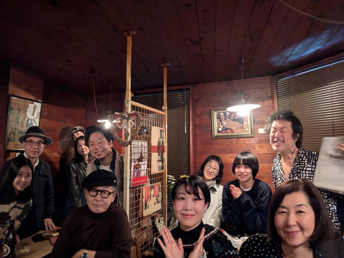 年内最後のオープンマイク。沢山の方にお集まり頂き大変ありがとうございました。アコースティックギター弾き語りのご参加もあり、楽しい会になりました。
8月から始めたオープンマイク、来年もどうぞよろしくお願いします🌷