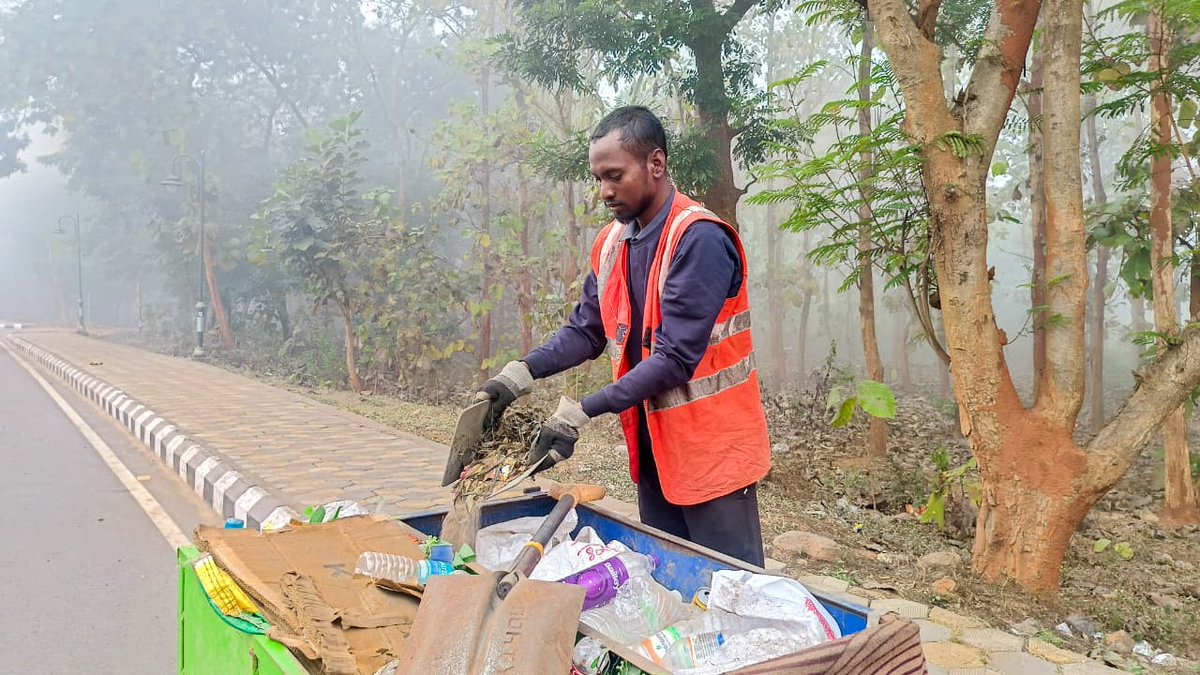 While the city sleeps in fog and cold, our sanitation workers are already on duty. With magic brooms and strong dedication, they keep our city clean, safe, and beautiful.
#swachhata #SwachhBharat #clean #city #Rourkela #RMC