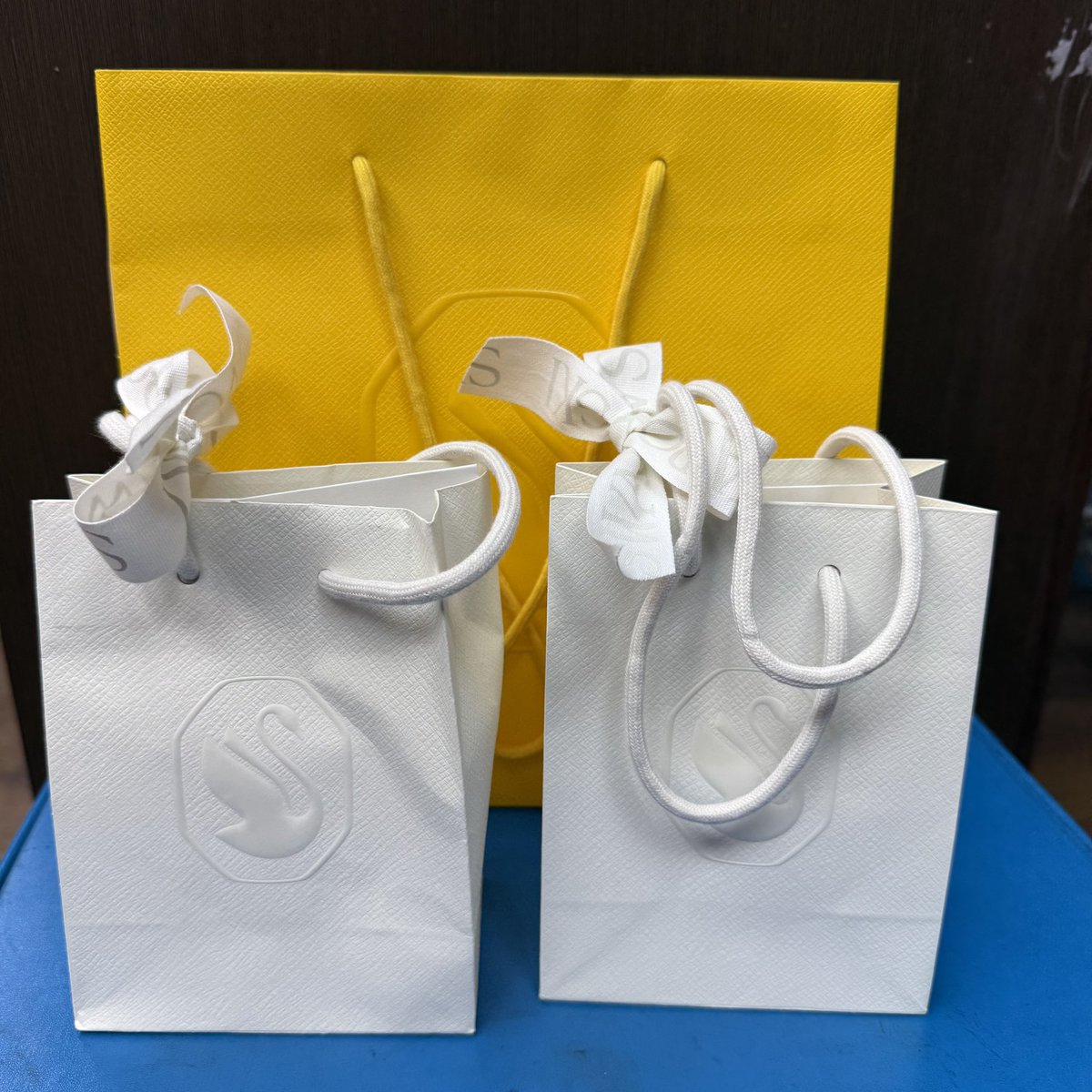 CKYuncle's tweet image. 明天就聖誕夜了，我也免不了習俗，今天百貨公司一開門營業就去附近的SOGO百貨買兩件小禮物準備送人😀
#聖誕節  #SOGO  #施華洛世奇 #Swarovski
 #禮物