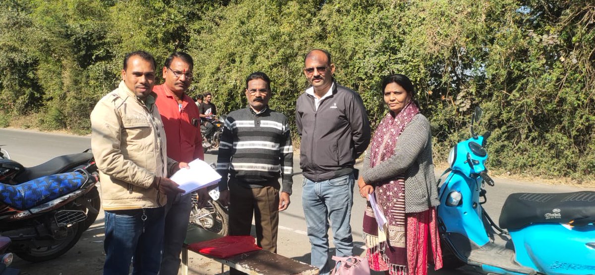 CollectorBhopal's tweet image. भोपाल के 2289 मतदान केंद्रों पर हो रहा है। 
मतदाता सूची प्रारूप प्रकाशन
---
जिले की सभी सात विधानसभाओं के बूथों पर मतदाता सूची का वाचन करते #BLOs 
---
आयोग द्वारा घोषित कार्यक्रम अनुसार 23 दिसंबर को प्रारूप मतदाता सूची का प्रारूप प्रकाशन किया जा रहा है।

#SIR #Bhopal