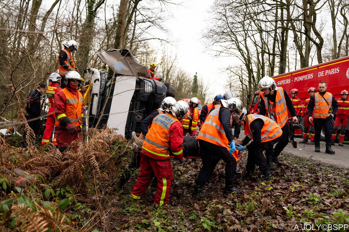 [🚨#Intervention] Hier, vers 13h30, les sapeurs-pompiers de Paris sont intervenus pour un accident de poids lourd à Clichy-sous-Bois (93).

🚚 Après avoir perdu le contrôle de son véhicule, le conducteur du poids lourd s'est retrouvé bloqué à l'intérieur de la cabine.

🚒 Le