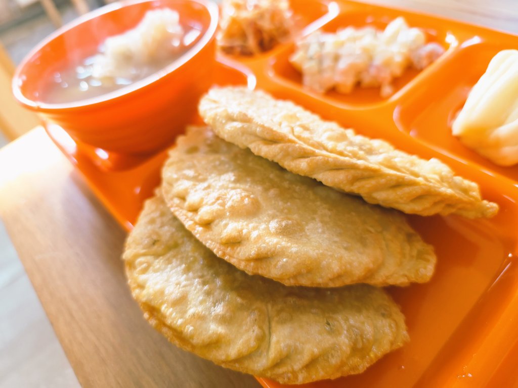 Энэ хуушуурыг хайрч өгсөн 2 эгчид оны шилдэг олгоод гарч ирлээ. Амраагүй гурилтай ч дотроо гараар татсан шинэ хонины мах, шөлтэй ёстой жаргаалаа. Монголоор нэг хуушуур боловч яг гоё дээр нь буух ч аз мэдэх хэрэг бдаг билээ. Энэ Нарны зам, Doctor хавьд.