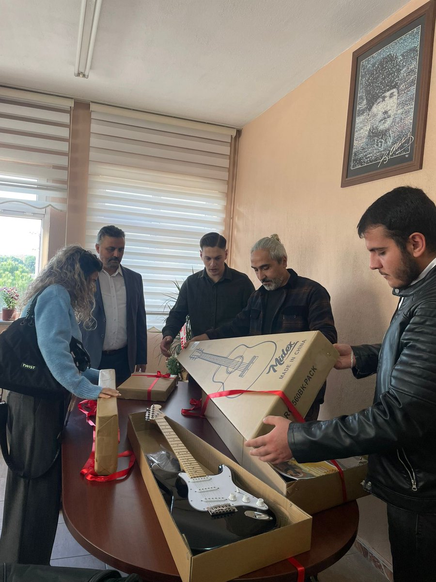 Bubfa_tkmclsmsi's tweet photo. Fakültemizden sanata destek!
“BUBFA Enstrüman Bağışı” projesi kapsamında fakülte öğrencilerimiz, Burhaniye Celal Toraman Anadolu Lisesi’ne enstrüman bağışında bulundu ve lise öğrencileriyle birlikte müzik dinletisi gerçekleştirdi.
#BUBFA #SosyalSorumluluk #SanataDestek #Müzik https://t.co/bTJAIJWui0