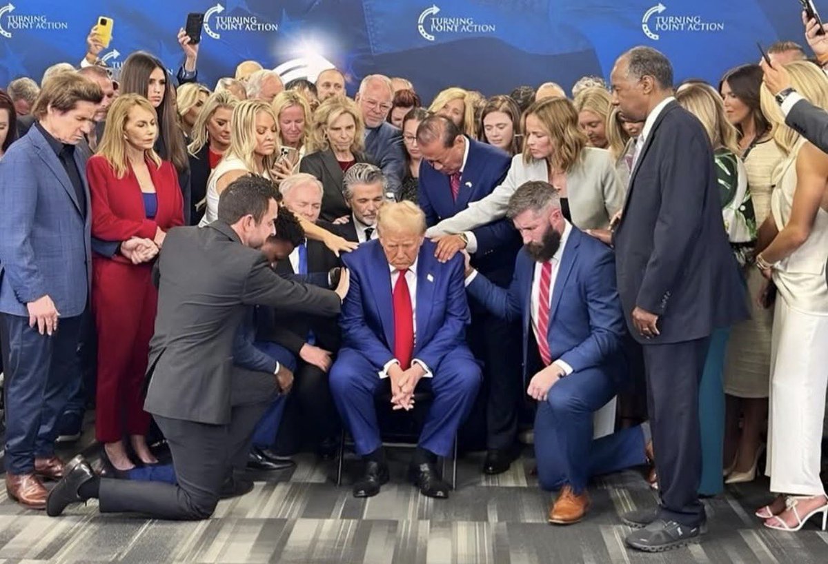 FilmThePoliceLA's tweet image. Praying for a pedo.