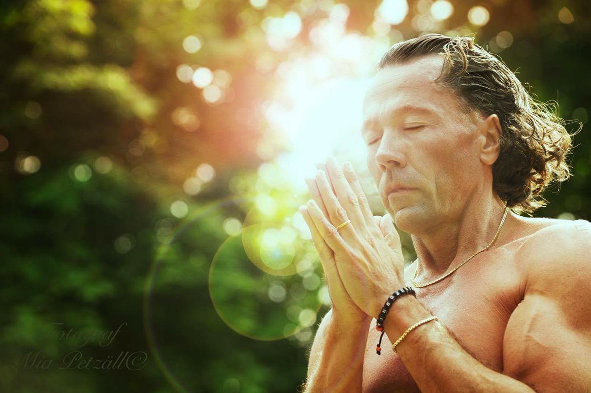 I live and breathe to earn the trust of all investors in the AuAg funds.

I want to thank all +65000 investors that have joined our journey together 🙏
We have lived through an amazing 2025, and let us soon celebrate a Happy New Year, 2026 🥂

”Do not seek certainty in the eyes