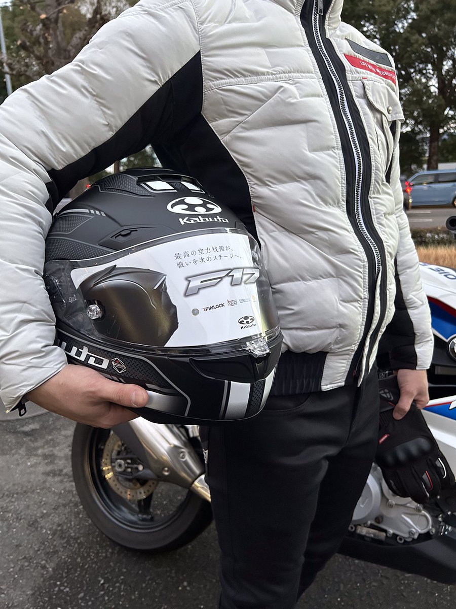 Ricoland_Kyoto's tweet photo. 【見た目以上に暖かく動きやすい】
街乗り・通勤何着て走ってますか？
防寒すると重たく見える…そんな悩みありませんか❓
そんな方におすすめのジャケットです😉👍
バイクを降りても違和感なく、普段使いにも◎
着心地とサイズ感は、ぜひ店頭で試してみてください✨
#ライコランド #ライコランド京都 https://t.co/vYf9ybXTmu