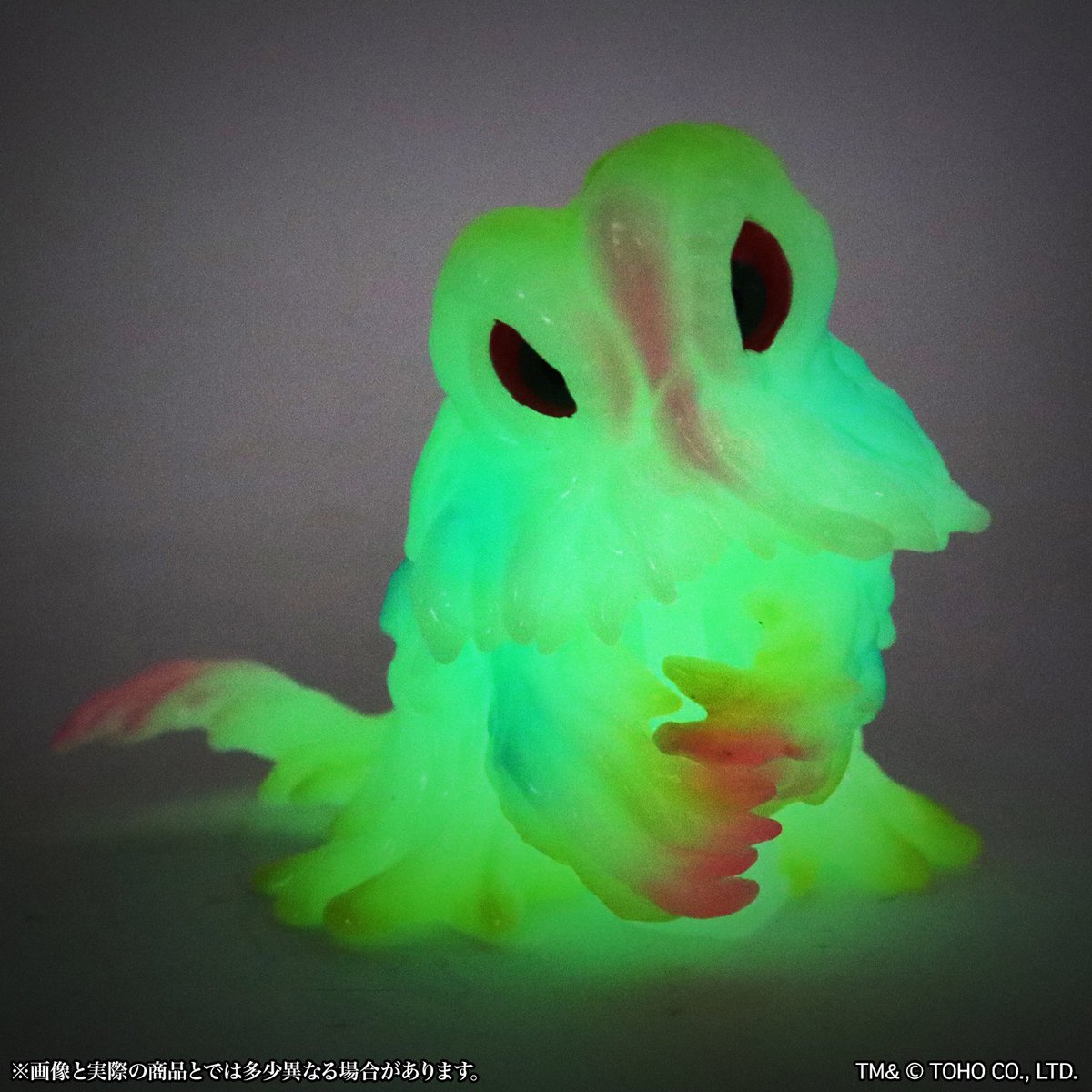 夜眠る前、お気に入りの怪獣たちを布団の中に入れて覗いてみると……？

ccpミドルサイズより、蓄光ソフビ”となった「ルミナスVer.」となって登場です。
カッコかわいいレトロポップな怪獣たちと一緒に、楽しい夜を過ごしましょう。
mamegyorai.jp/item-search/do…