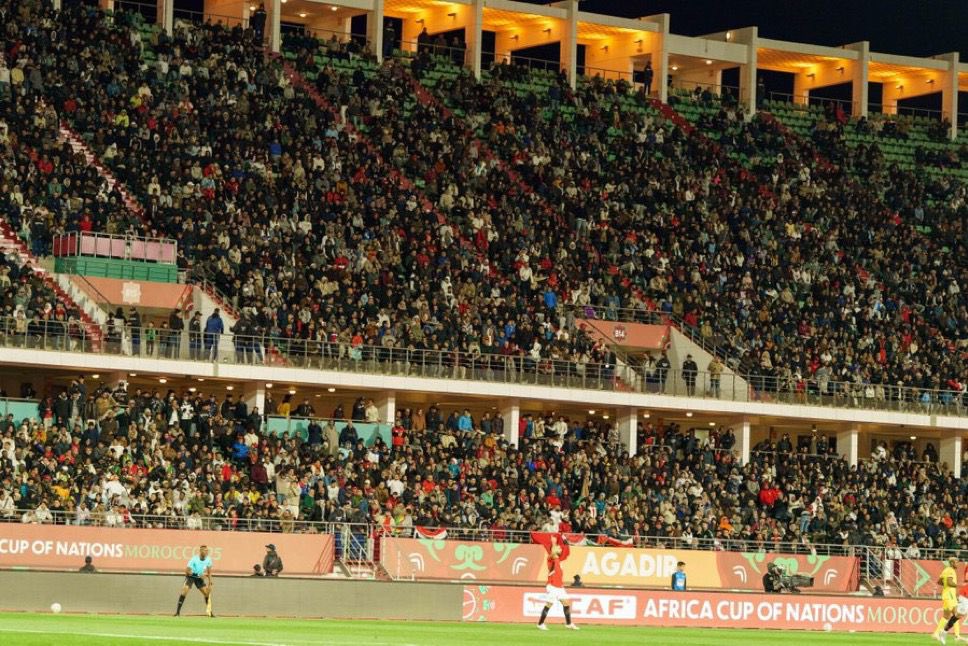 ActuFoot_'s tweet image. 🚨 Lors du match Égypte 🇪🇬 - Zimbabwe 🇿🇼 hier soir, les organisateurs 𝗢𝗡𝗧 𝗢𝗨𝗩𝗘𝗥𝗧 𝗚𝗥𝗔𝗧𝗨𝗜𝗧𝗘𝗠𝗘𝗡𝗧 𝗟𝗘𝗦 𝗣𝗢𝗥𝗧𝗘𝗦 𝗔̀ 𝗗𝗘𝗦 𝗠𝗜𝗟𝗟𝗜𝗘𝗥𝗦 𝗗𝗘 𝗦𝗨𝗣𝗣𝗢𝗥𝗧𝗘𝗥𝗦 ! 🆓

La rencontre avait débuté dans un stade presque vide avant de se terminer devant plus…