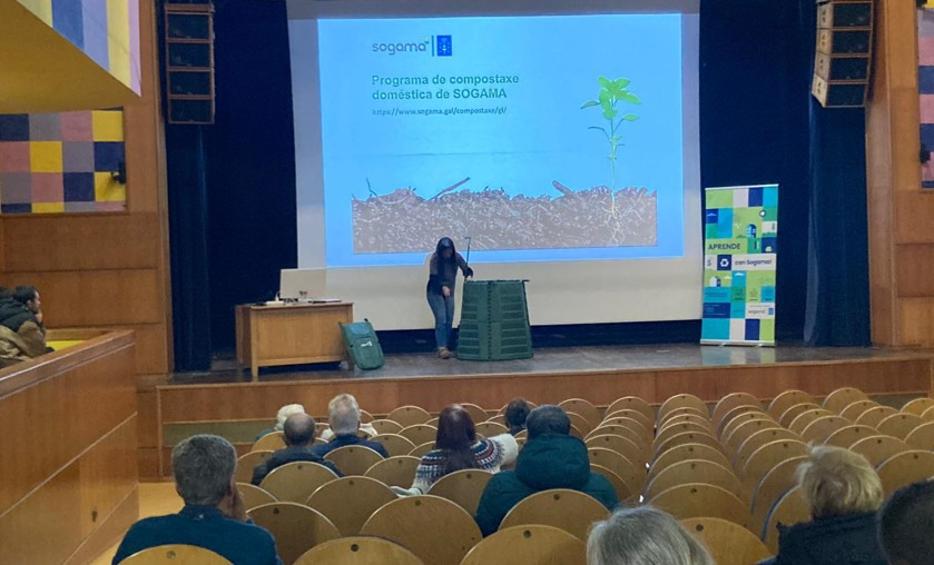 SogamaXunta's tweet image. ♻️ Persoal técnico de #Sogama forma en autocompostaxe a novas familias de #Cedeira.
👉 Xa son 280 os composteiros entregados no municipio para pechar in situ o ciclo da materia orgánica e obter #compost natural.
🔗 t.ly/2ltCN