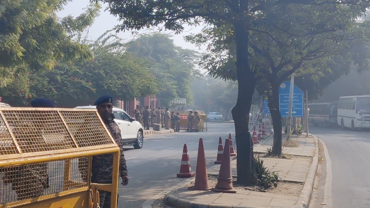 sidhant's tweet image. Security outside Bangladesh high commission &amp;amp; Delhi's diplomatic enclave over protest. Huge police presence. No major incident reported due to heavy security presence. @WIONews