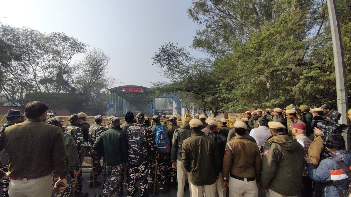sidhant's tweet image. Security outside Bangladesh high commission &amp;amp; Delhi's diplomatic enclave over protest. Huge police presence. No major incident reported due to heavy security presence. @WIONews