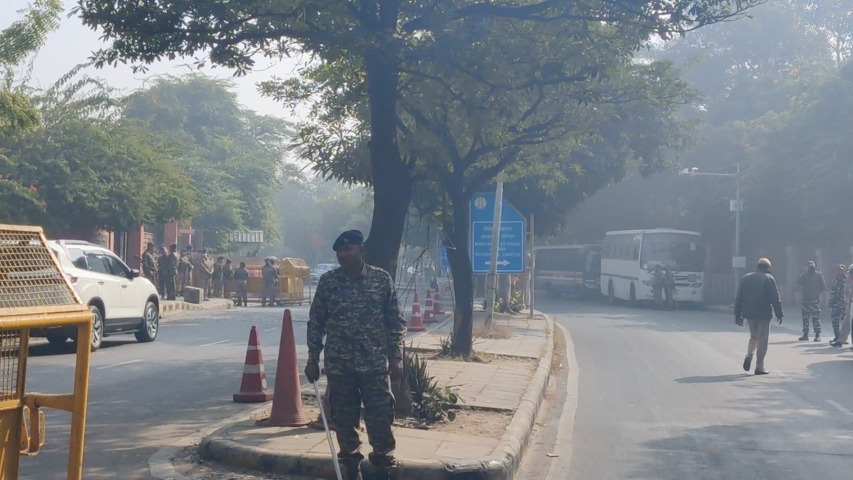 sidhant's tweet image. Security outside Bangladesh high commission &amp;amp; Delhi's diplomatic enclave over protest. Huge police presence. No major incident reported due to heavy security presence. @WIONews