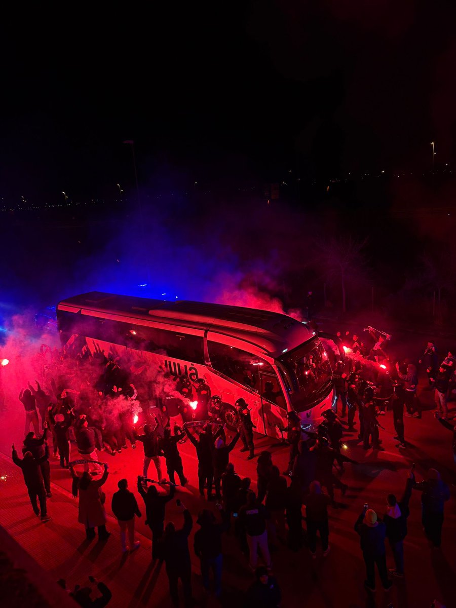 CurvaRCDE's tweet image. Más de 150 pericos hemos recibido al equipo a su vuelta de Bilbao, un martes a las 3 de la mañana.
BENDITA LOCURA. BENDITA PASIÓN.