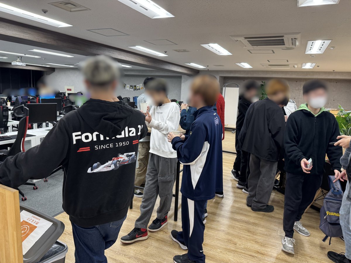 【なんばクリスマス会🎄】

今年も最終講義日にクリスマス会を開催しました！✨

今年はビンゴ大会やSwitch、ボードゲームで大盛り上がりでした！

皆さん、よいお年を！🎍
#ルネ校　　#eスポーツ　#クリスマス会