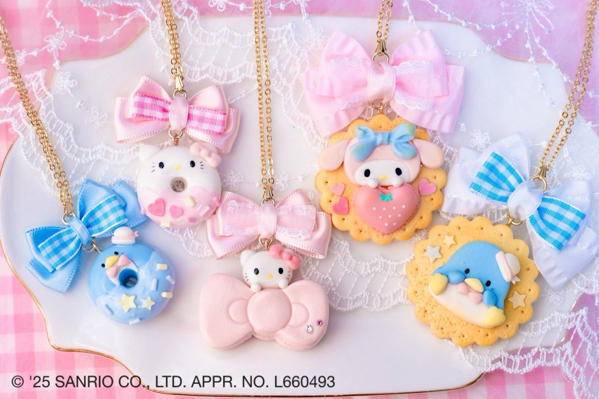 Kawaii__Stars's tweet photo. Kawaii☆Festa vol.06
produced by Kawaii☆Stars
『カワイイスターズxサンリオキャラクターズ
クリスマスパーティー』開催❣️

2025年12月24日（水）
天王寺MIO限定で
コラボアイテムを販売いたします✨
会場限定で受注予約も
受付いたします♡

タキシードサム ドーナツネックレス
4,510円 
ハローキティ ドーナツネックレス
4,510円
タキシードサム クッキーネックレス
5,830円
マイメロディ クッキーネックレス
5,830円 
ハローキティ リボンマカロンネックレス4,730円

ぜひみなさまのご来店を
お待ちしております♡

#カワフェス #カワスタ #KawaiiStars
#Sanrio  #サンリオ
#ハローキティ  #マイメロディ #タキシードサム
