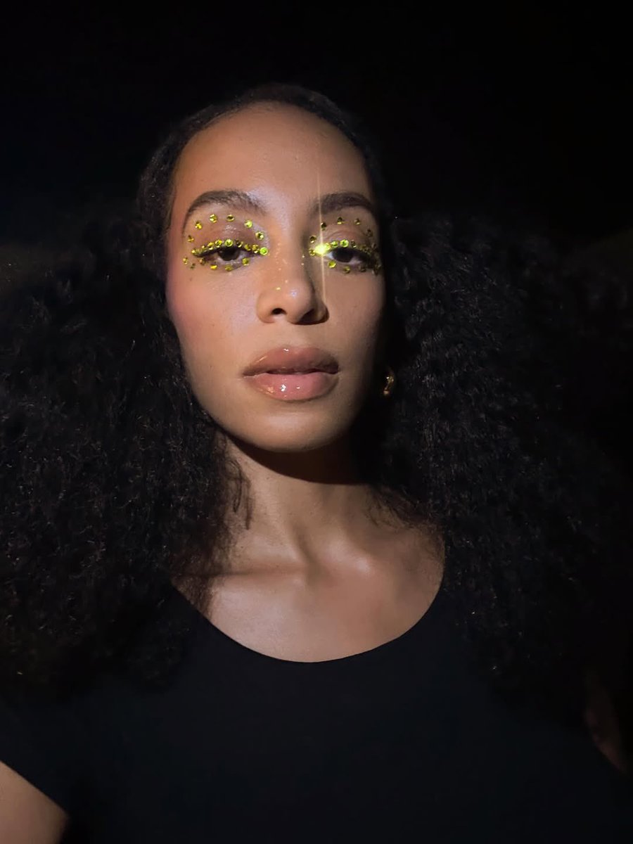 rnbradar's tweet image. Solange wows in new selfie 🖤