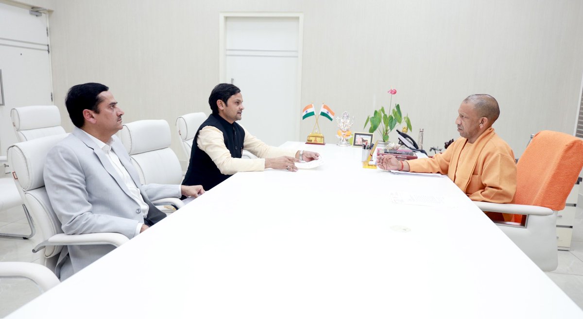 CPChand10's tweet image. आदरणीय मुख्यमंत्री @myogiadityanath महाराज जी से बांसगांव विधायक अनुज डॉ विमलेश पासवान के साथ क्षेत्रीय विकास हेतु शिष्टाचार भेंट 🪷

@DrVimleshPaswan