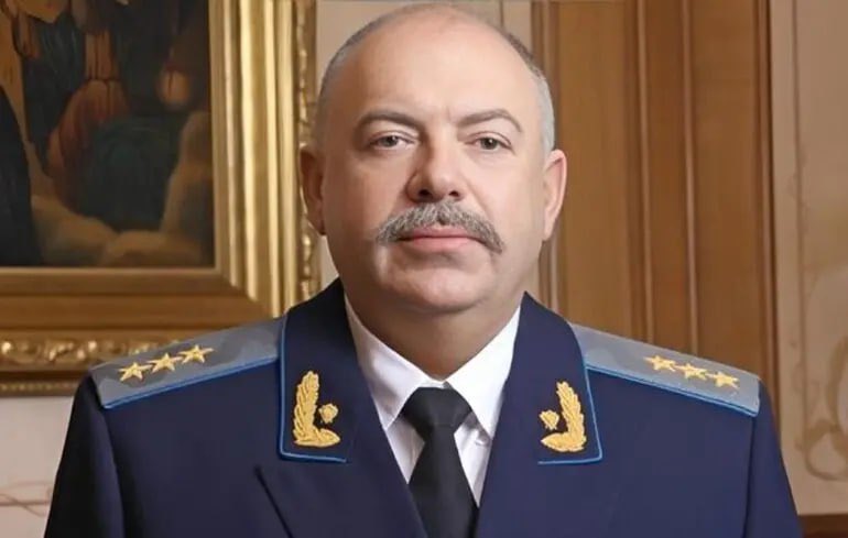 DragaMariba's tweet image. Daar gaan we weer.
Europa stuurt miljarden, wapens, morele preken en blauwe vlaggetjes…
en ondertussen wordt in Frankrijk een voormalig procureur generaal van Oekraïne uit zijn designerbed gelicht.

Wat vonden ze bij meneer?
90.000 euro cash.. gewoon los, geen uitleg.. 3 kilo…