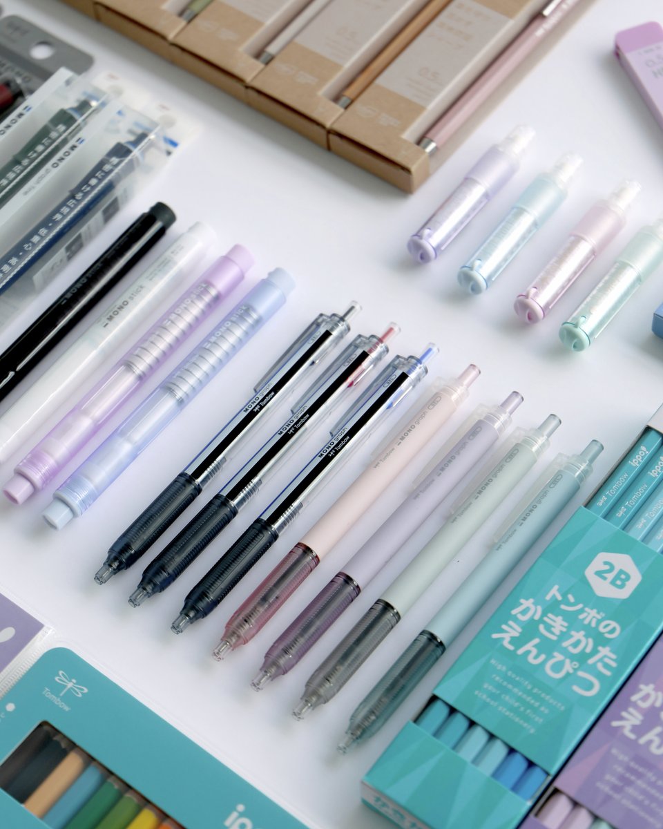 tombowpencil's tweet image. 2025年は昭和元年からちょうど100年目！👀

#昭和100年 をトンボの文具と共に振り返ってきたこの企画。
最後は昭和100年（令和7年　2025年）の新商品を並べてみました！

この100年で文具もかなり進化してきました。
今後の文具がどう進化していくのかも楽しみですね😊