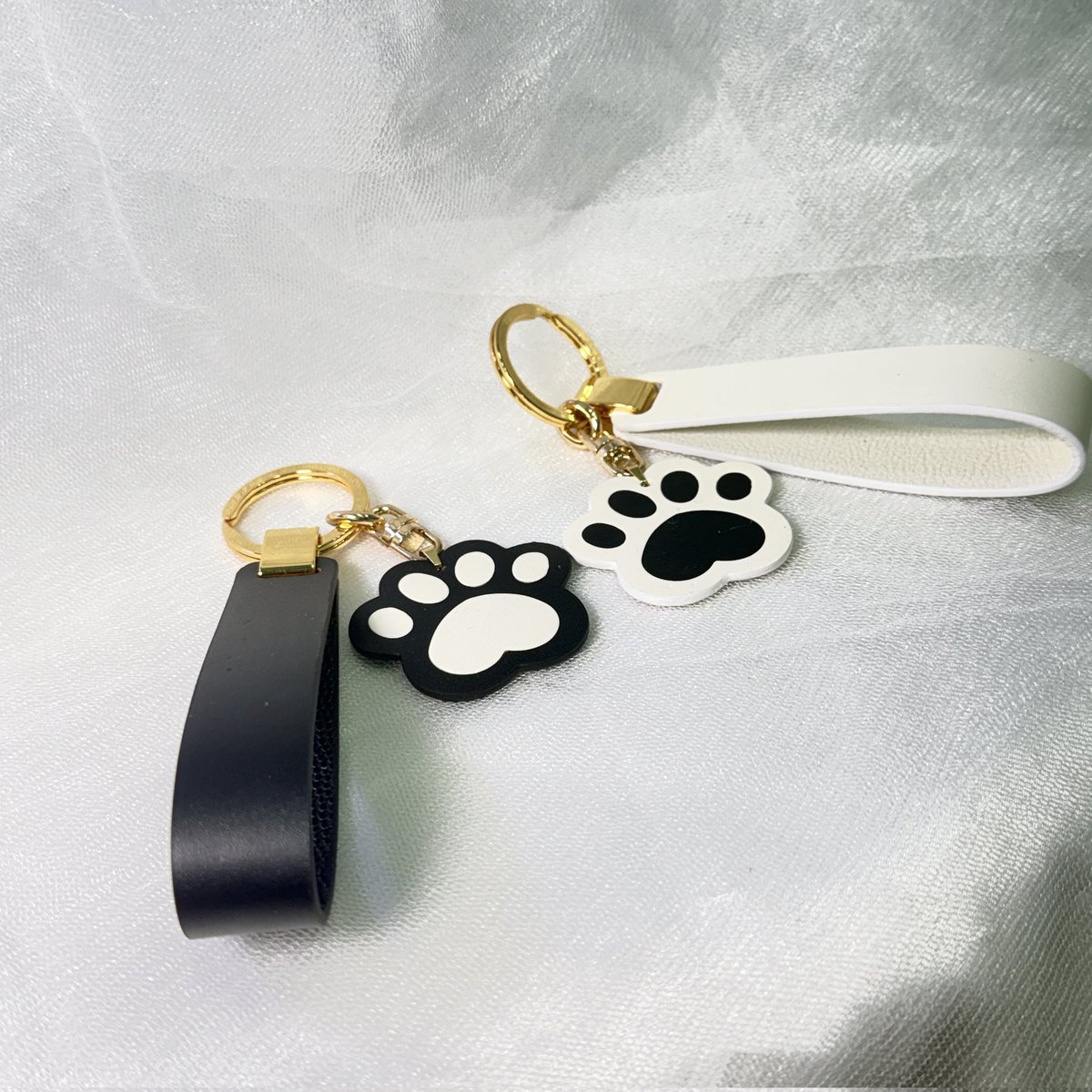 RT이벤트~☆
게시물 RT하신 한분 1월 15일 추첨!
커플키링 증정 합니다!
미리 알려드리는 낮밤 2026 신년 사은품!
2026년 오늘부터 1월 말일 까지 주문해주시는 모든 주문자분들께는 수제가죽 냥발키링이 따라간다냥~!
(초커는 제외)
아직 12월이라고요?
오늘부터 주문 하셔야 2026년에 받으시거든요~.