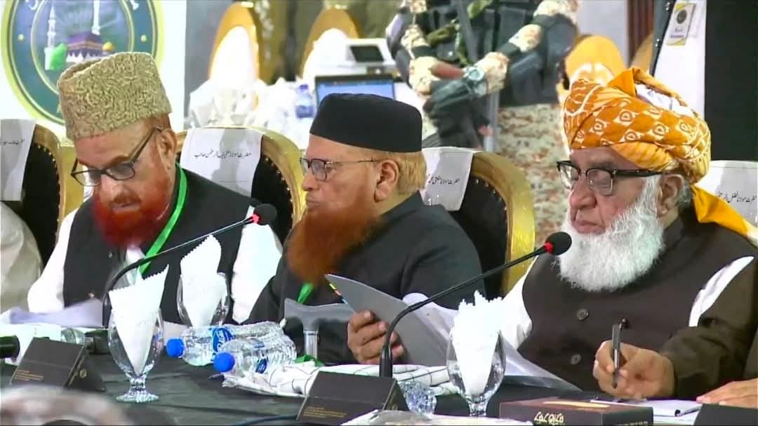 InsidePakistanX's tweet image. We demand that madrassas be registered under the Society Act, and not be entangled in unnecessary obstacles. Maulana Fazlur Rehman's address to the gathering.

#KSAhonoursFieldMarshal
#Field_Marshal
#مجلس_اتحادامت_اجتماع
#سٹریٹ_موومنٹ_کی_تیاری_پکڑیں