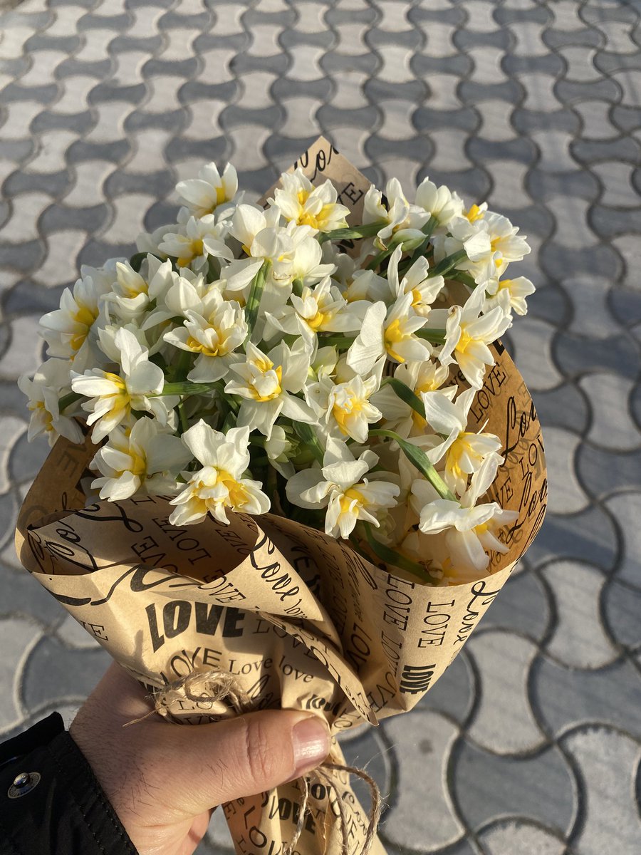 Kortikoglu23's tweet image. Cebindeki son 200 tl ile sevdiğine çiçek alan koca yürekli Adem’lere #Aşkile #Hu diyelim #Erenler 😇🥰♥️🌹🧿

#İyilikİyidir #İyilerİyidir