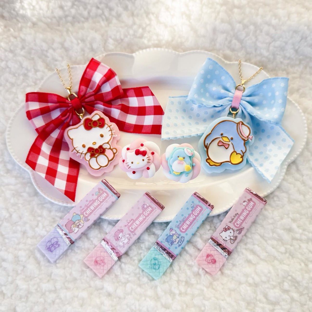 Kawaii__Stars's tweet photo. Kawaii☆Festa vol.06
produced by Kawaii☆Stars
『カワイイスターズxサンリオキャラクターズ
クリスマスパーティー』開催❣️

2025年12月24日（水）
天王寺MIO限定で
コラボアイテムを販売いたします✨
会場限定で受注予約も
受付いたします♡

マイメロディ ガムブローチ
リトルツインスターズ ガムブローチ
タキシードサム ガムブローチ
ハローキティ ガムブローチ
各3,850円

ハローキティ クッキーネックレス 
タキシードサム クッキーネックレス 
各6,600円

ハローキティ マシュマロリング 
タキシードサム マシュマロリング
各4,400円

ぜひみなさまのご来店を
お待ちしております♡

#カワフェス #カワスタ #KawaiiStars
#ハローキティ #タキシードサム #リトルツインスターズ #マイメロディ
#サンリオ #Sanrio