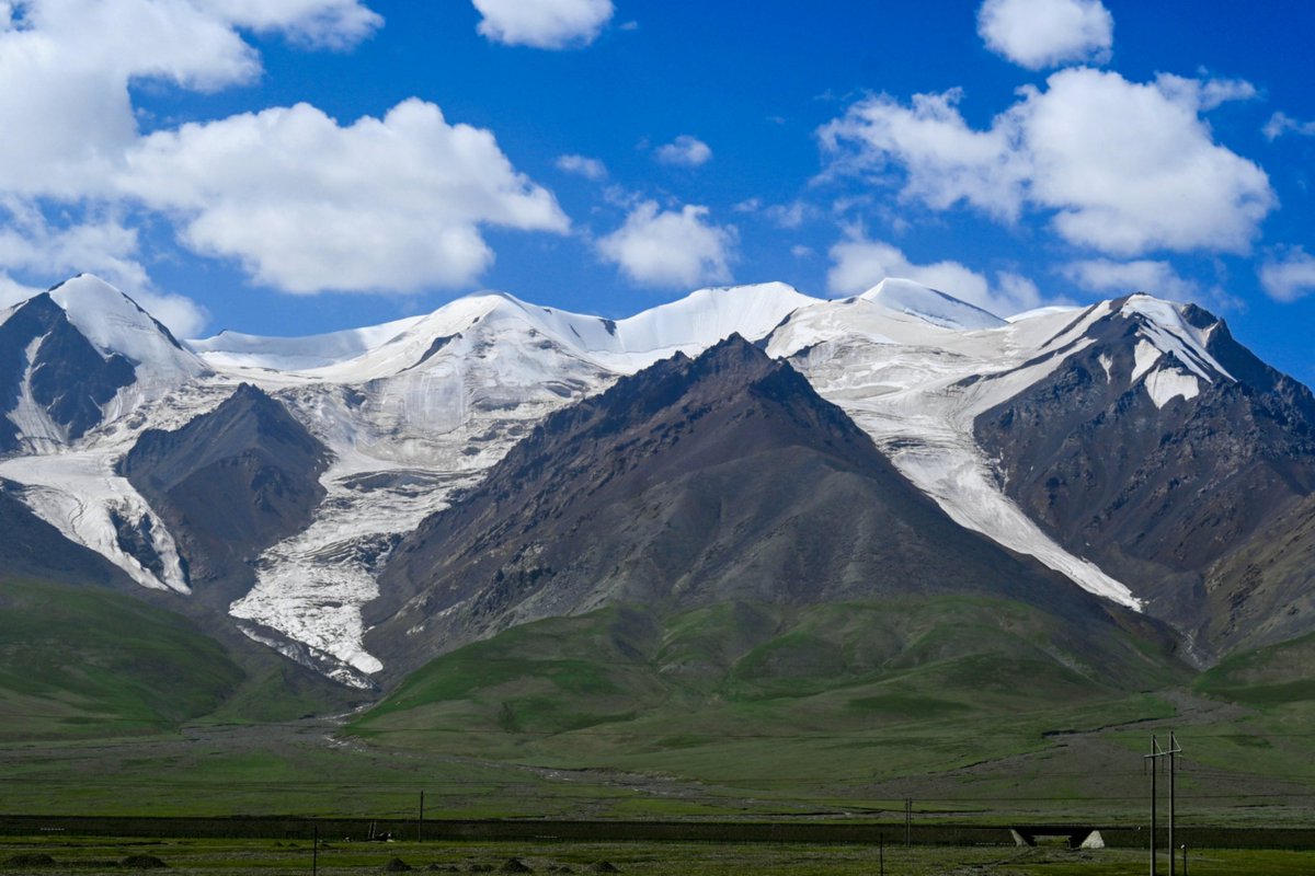 20060819R's tweet photo. @rowanfornow This is the uninhabited region of Kekexili, where survival conditions are extremely harsh. At the same time, to protect the fragile plateau ecosystem, human activity here is extremely limited. I traveled there once from Golmud and witnessed truly magnificent plateau scenery. https://t.co/w6rFluhjWn