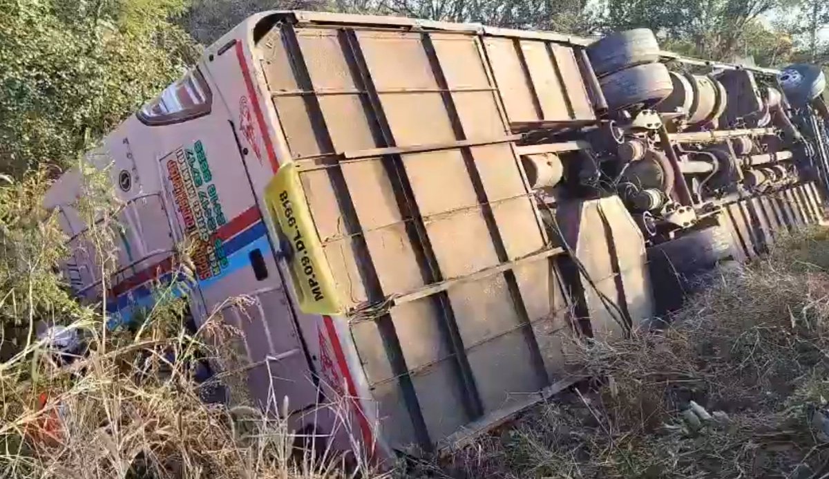 jsuryareddy's tweet image. A pvt travel bus Veered off the road and fell on its side on roadside [#BusAccident], while trying to Overtake a vehicle near #Kohir , #Sangareddy dist, on NH-65, while heading to #Hyderabad from Karnataka, early today. 

Two persons were seriously injured in the #RoadAccident,