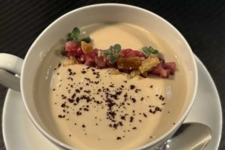 Agenzia_Ansa's tweet image. Natale, nasce a Sorrento il cappuccino di cavolfiore, wagyu, tarallo e caffè. Ricetta intreccia tradizione partenopea, ingredienti d'eccellenza e visione contemporanea #ANSA ansa.it/canale_terraeg…