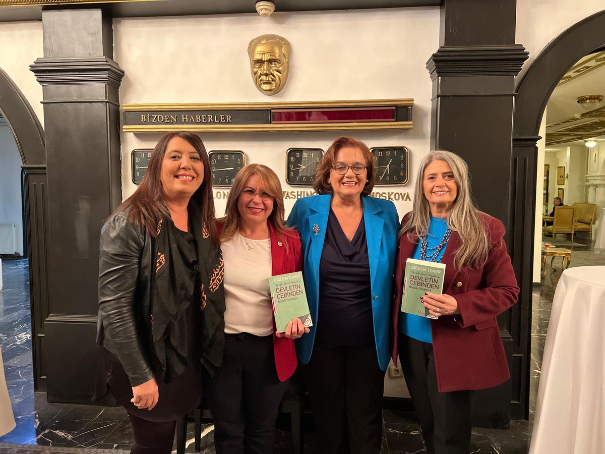 Bir yanımda; araştırmacı gazeteciliği, hukukçu kimliği ile değerli yazarımız sevgili Çiğdem Toker; bir yanımda titiz editörlüğü, içten dostluğu ile "Faili Malum Rejim" kitabımın kıymetli editörü, Yaykoop Başkanı Elif Akkaya ve Trabzon Milletvekilimiz Sibel Suiçmez ile bir Ankara