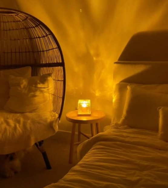HerSoftStyle's tweet photo. At night, I always choose softer light.

Not to be aesthetic — but because my body relaxes faster when the room does.
Small choices quietly shape how we rest.
#CalmHome https://t.co/v1WWsmCi2S