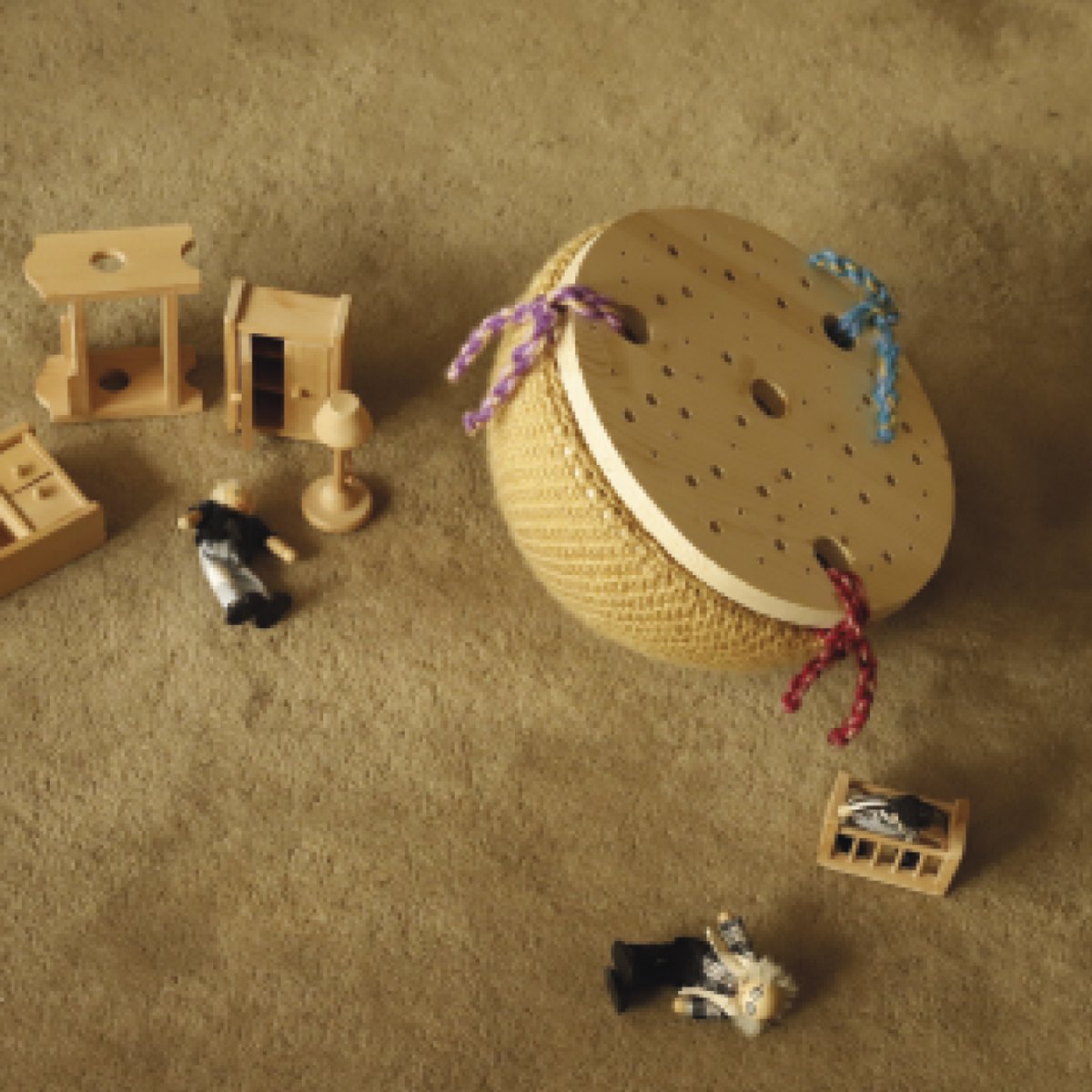 Inés Catalina Dahl, alumna del Curso en Rediseño de Mobiliario, nos sorprende con esta propuesta de diseño. 😍
Un elemento de madera circular al que se le pueden añadir elementos como patas o cuerdas, para convertirlo en una mesa, un cojín, un columpio o incluso el florero.