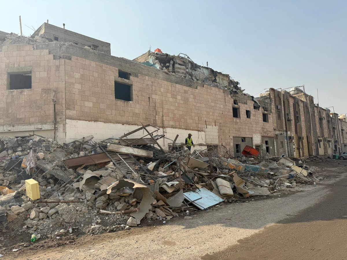 بلدية الكويت: توجيه 17 تنبيهاً لعدم الالتزام بشروط السلامة في محافظة الفروانية. إصدار 32 تقريراً ميدانياً على مستوى المحافظة. خلال جولة ميدانية للوقوف على مدى الالتزام باشتراطات أعمال هدم الأبنية 