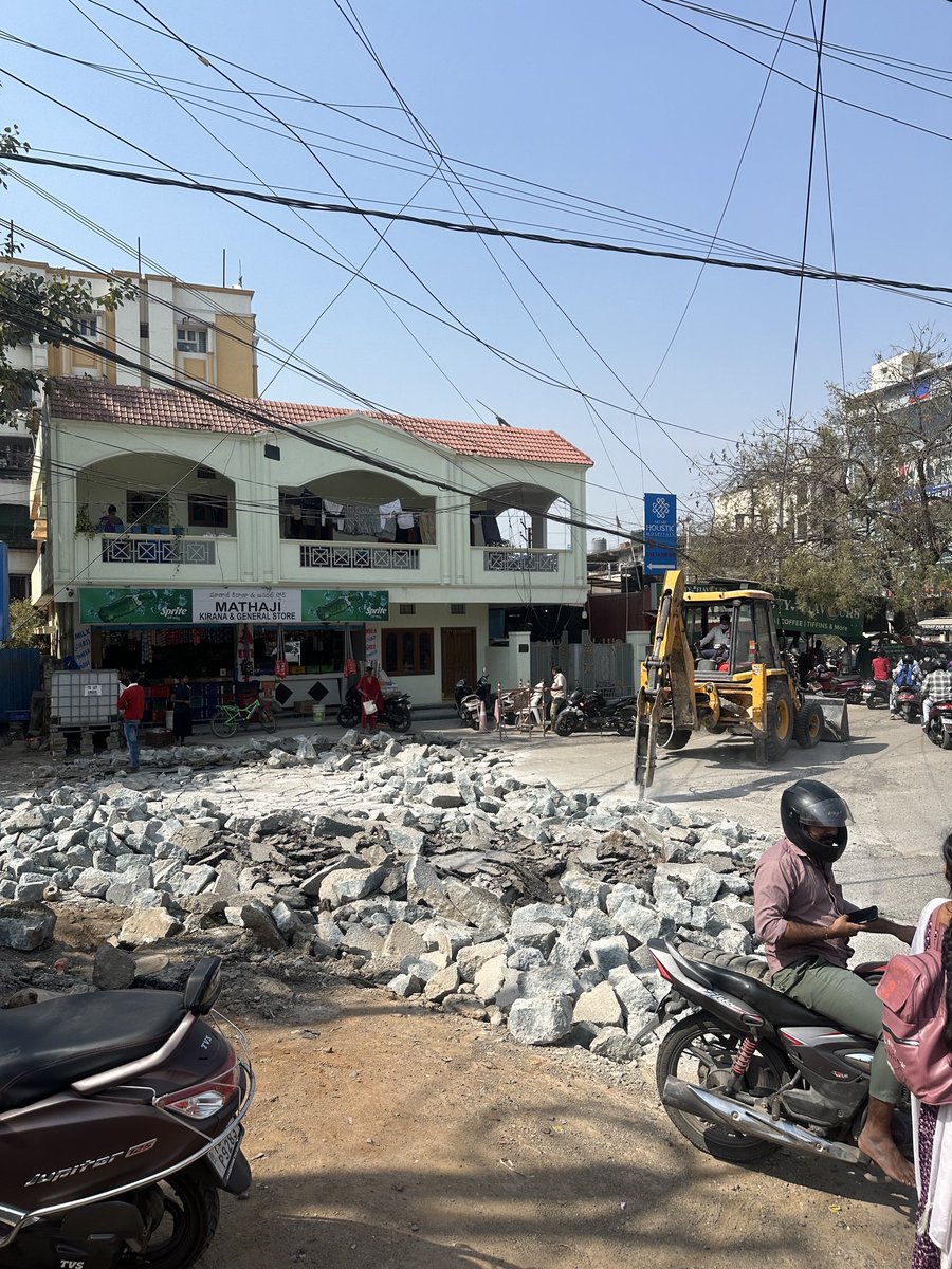 ImADSPraneeth's tweet photo. Hi @GHMCOnline @CommissionrGHMC  @Ponnam_INC 
This is in a major junction near Masjidbanda Hyderabad (near holistiv hospital), why aren’t dust proof covers being used when we are demolishing the road? That to when its so close to hospital https://t.co/D0hwE9YiSB