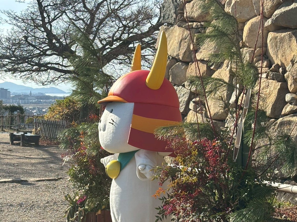 本日は #ぽかぽか 陽気☀️ の #彦根城天守前広場 で、 #ひこにゃん 殿