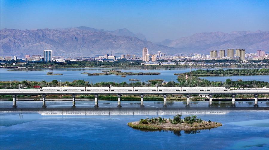 BeijingEvening's tweet image. 包银高铁全线贯通运营
On Dec. 23, China's Baotou-Yinchuan High-Speed Railway commenced full operation, enabling #travel from Baotou to Yinchuan within 3 hours. #China #RailwayIndustry #railway #Construction
