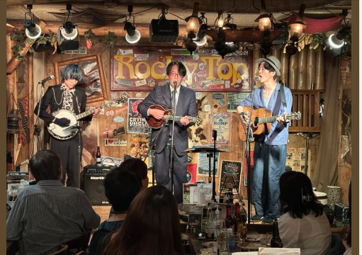 AsadaTomscabin's tweet photo. ピーターローワン来日公演の感動が蘇る！
今晩12/23 (火）は銀座ロッキートップへ
井上太郎（https://t.co/YhBKbdbf4R）率いるスーパーバンド #斉藤ジョニー（https://t.co/zWLPk6TkkM）桑原達也（Bj）の３人が座ロッキートップ。19:30から３ステージ
また12/25(木はATOWA (井上太郎 &amp; YKUKY) https://t.co/KZrVQmRfrt