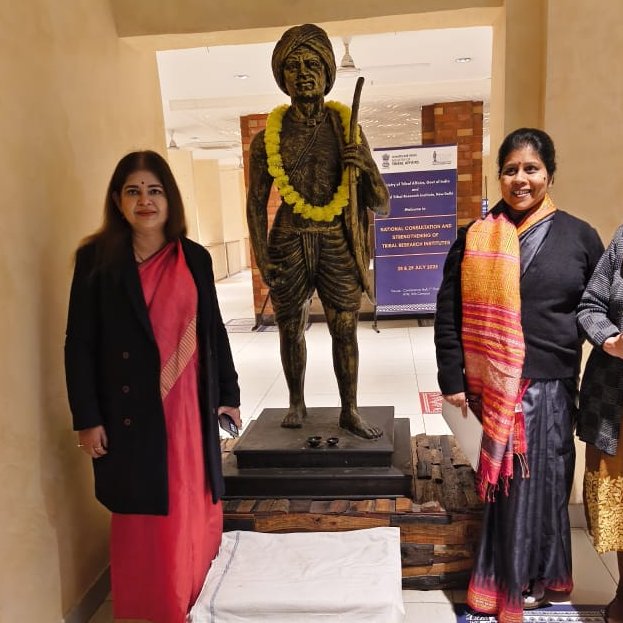ntridelhi's tweet image. Honoured to host Smt. Roopa Roshan Sahoo, IAS, Commissioner-cum-Secretary to the Hon’ble Governor of Odisha, at the NTRI on 22 Dec, 2025. During her visit, She paid homage to Bhagwan Birsa Munda and discussed ways to strengthen tribal research and initiatives
 #TribalDevelopment