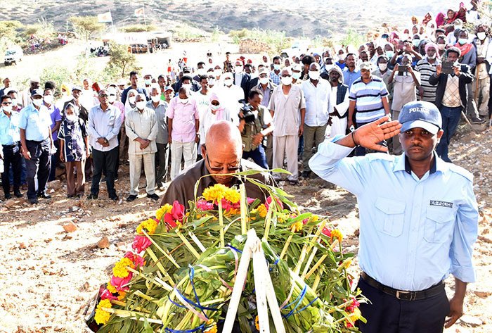 ዝኽሪ ታሕሳስ
ኢጣልያዊ ግዳይ ህልቂት ዖና
ነጸረኣብ ኣዛዚ

(ምንጪ፥ መጽሓፍ ‘ዖናን በሲክዲራን’፣ ዛንታታት ተመኩሮ ገድሊ ቅጺ-11)

ካብቶም ንከረን ከቢቦማ ዝርከቡ ኣኽራናት ዝወርድ ውሕጅ ክራማት፡ ብዋሊኩ፡ ታንታርዋን፡ ቃጸታይን ኣቢሉ ናብ ሩባ