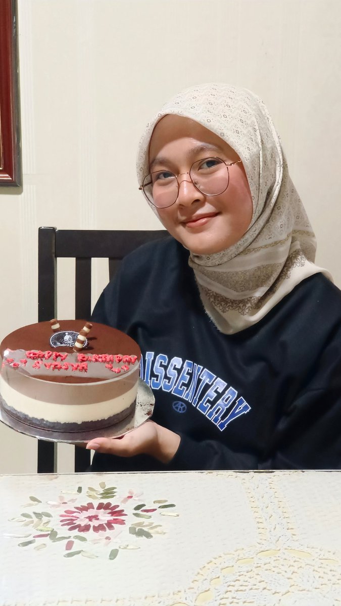mnsyfiah's tweet photo. Dec 25.
The past few months were really hard. My parents witnessed all my sadness &amp; tears. Friends who always get my back when i need them. No words can describe how i'm really grateful to have these people around me. Allah, please bless me with plenty of good news in the future. https://t.co/jEIfiyYJqJ