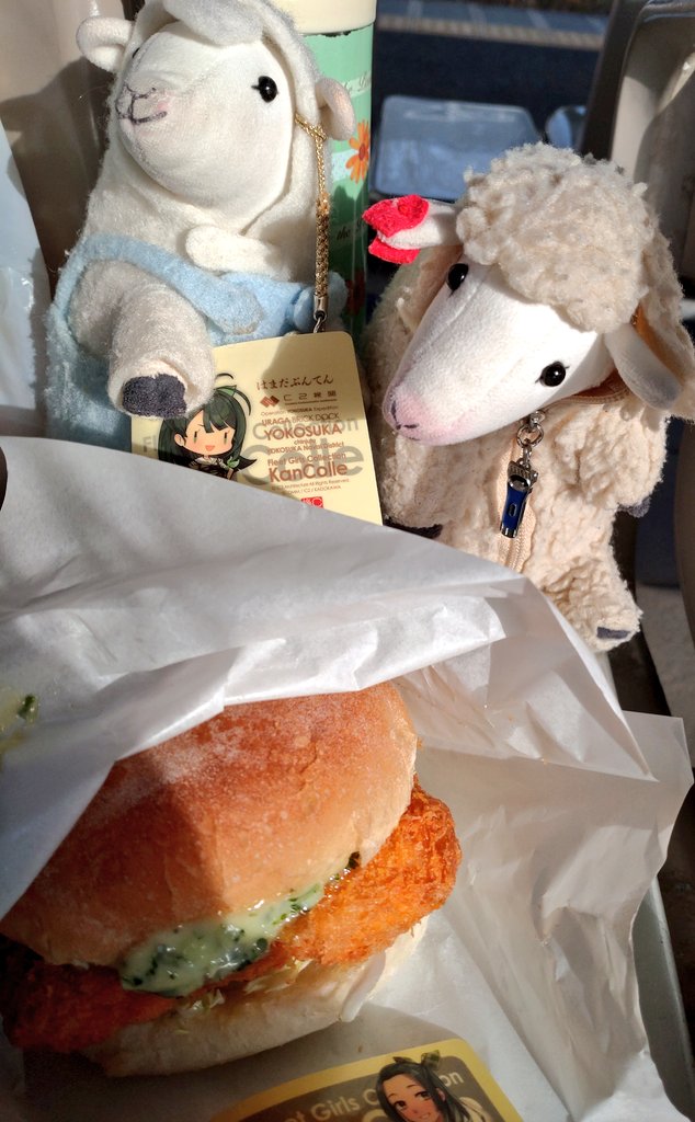 tamakoniy's tweet photo. 今日は仕事上がりにはまだぶんてんさんでコラボのエビカツサンド(揚げたて)を買って、JRの久里浜駅でお昼ご飯に☺️
#ひつじくん
#ひつじろう https://t.co/ZjzXLqvzE4