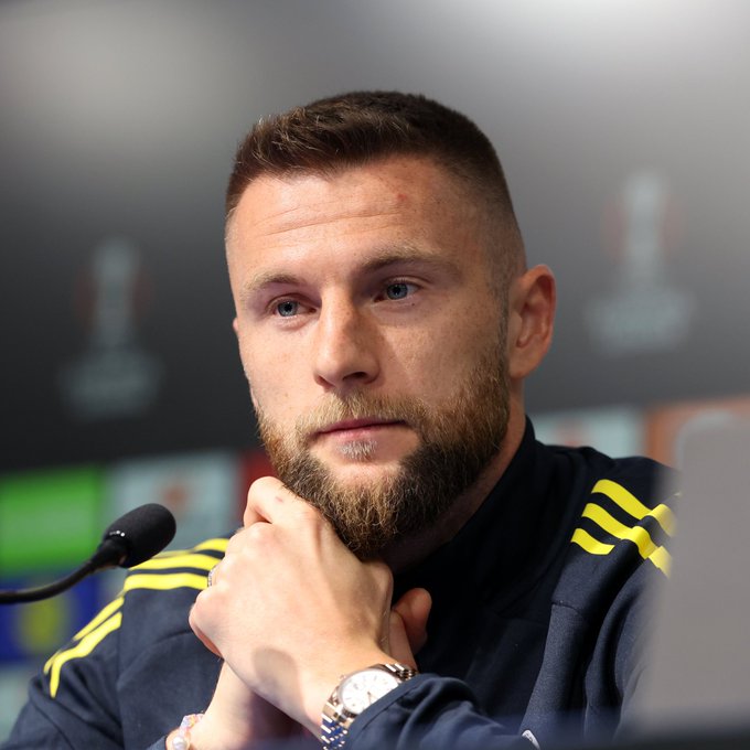 ميلان يرغب في التعاقد مع ميلان سكرينيار من فنربخشة خلال فترة الانتقالات الشتوية. لكن إتمام هذه الصفقة يبدو صعبًا، نظرًا لأن اللاعب السلوفاكي هو قائد فنربخشة ويشارك بشكل أساسي في التشكيلة الأساسية بانتظام (دي مارزيو) 