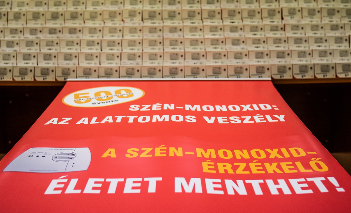 Áldozatot követelt a szén-monoxid Nyíregyházán

Hétfőn este riasztották a tűzoltókat egy nyíregyházi családi házhoz. A fürdőszobában keletkezett szén-monoxid egy idős nő életét követelte. 

Részletek:👇
katasztrofavedelem.hu/29/hirek/29428…