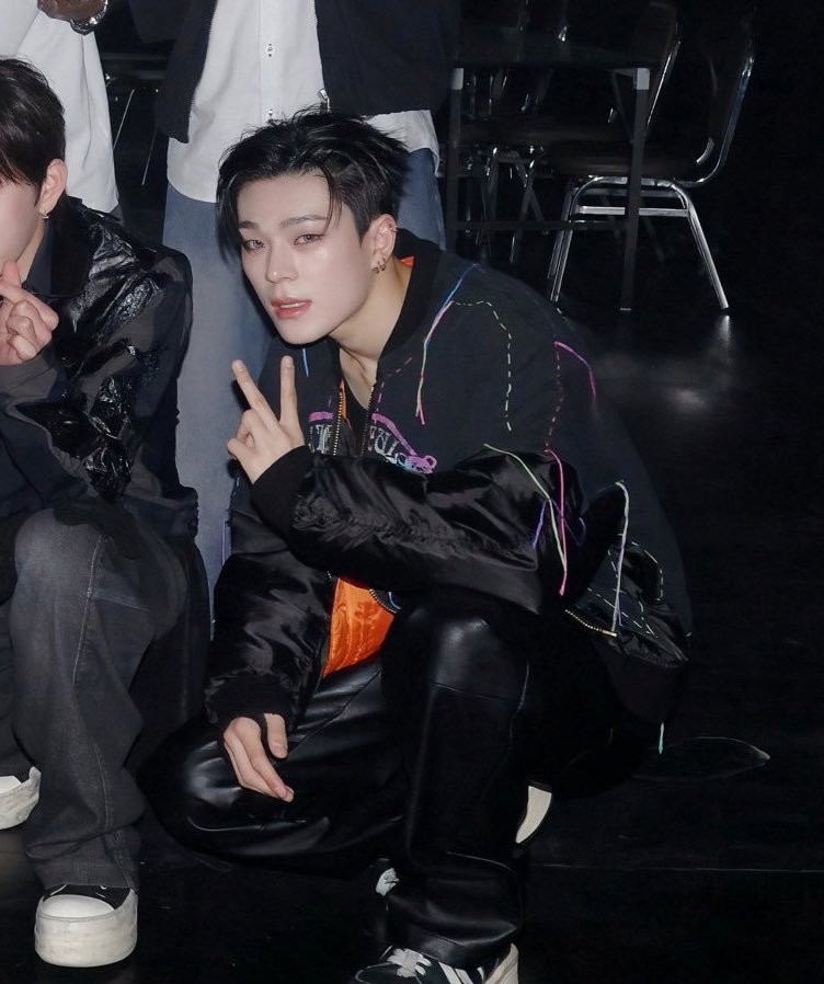 yourboiscool's tweet image. พ่อน่ะ สมัยหนุ่ม ๆ ต่อให้ยืนกับคนเป็นร้อยอะ พ่อก็จะโดดเด่นขึ้นมา แบบออร่าอะ จมูกโด่งเป็นสัน ปากสีชมพู สูง คือหล่อมากอะ สาว ๆ มาติดเยอะ แต่เขาก็ชอบแม่